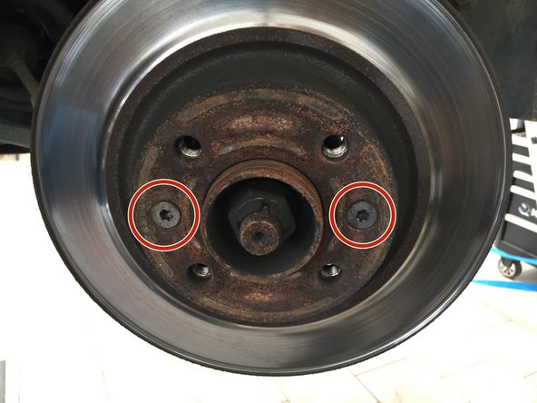 A l'aide du cliquet et de l'embout Torx T30 dévissé les deux vis de T30 qui maintient le disque en place, (si besoin utiliser un tournevis à frapper).