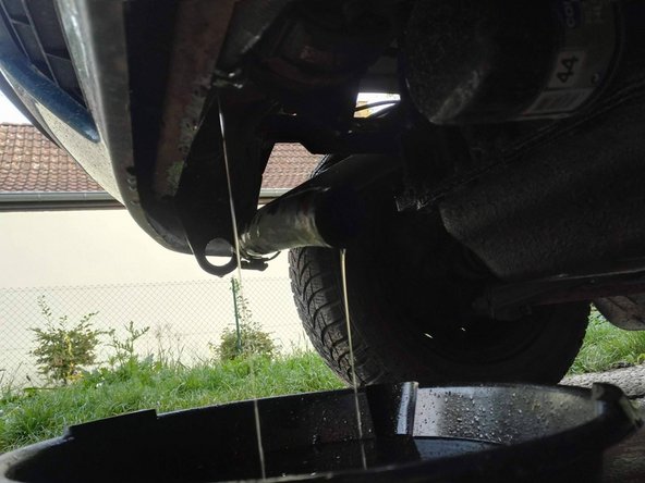 Une fois tout le liquide évacué, refermez les différentes purges/bouchons et reconnecter la durite inférieure