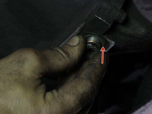 Replacer le bouchon et serrer une fois que toute l'huile s'est vidée