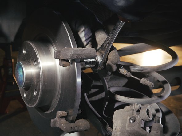 Resserrer les deux vis avec le cliquet et la douille de 16