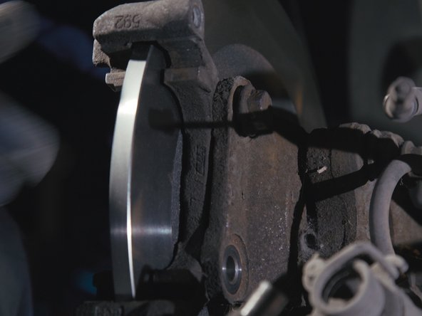 Insérer la première vis du haut pour aligner les deux trous de la chape