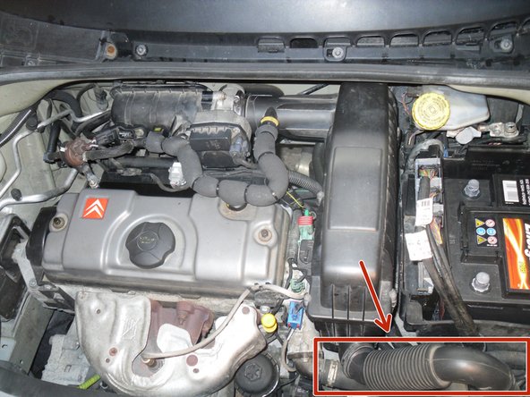 Emboîter le tube de conduit d air dans le boitier du filtre à air