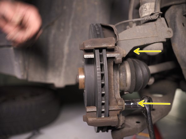 Resserrer les deux boulons avec un cliquet et une douille de 16