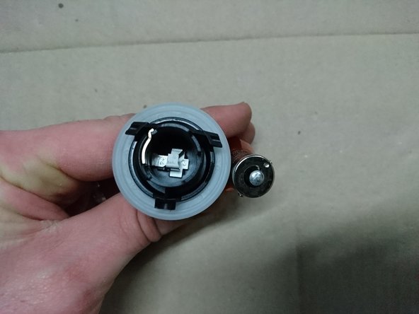 Démonter l'ampoule du support en regardant comment est positionnée l'ampoule