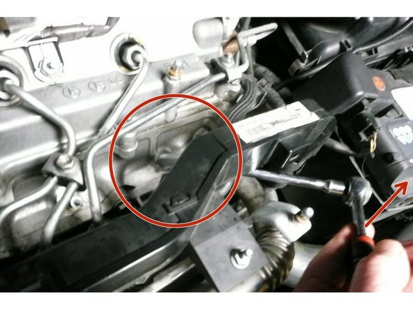 Mettre en place les bougies en les bloquant  (couple de serrage  de 10 à12 Nm si vous possédez une clé dynamométrique)