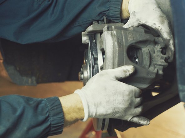 Replacer l'étrier sur la chape