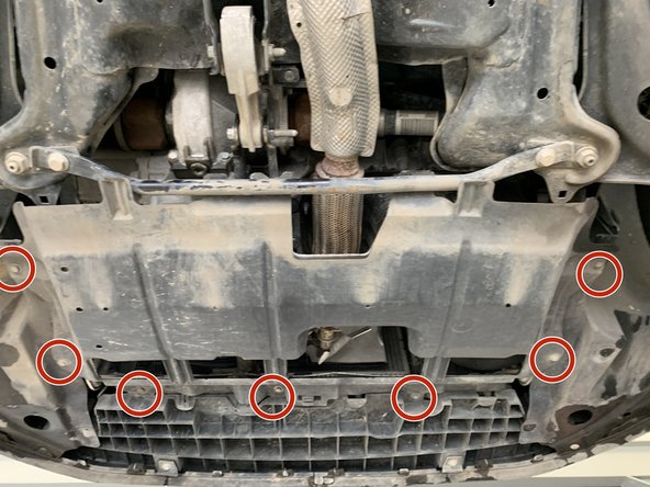 Retirer la plaque sous moteur en devisant les 7 vis de 10