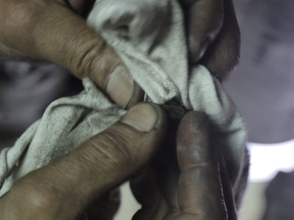 Retirer le joint du bouchon et nettoyer le bouchon