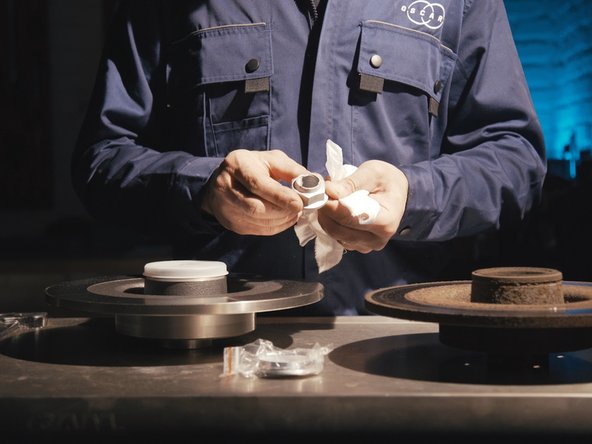 Dans le kit est compris un nouvel écrou et un nouveau cache d'axe