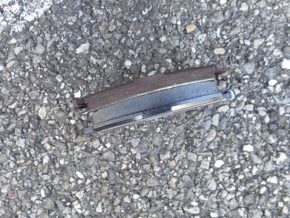 Comparez les nouvelles plaquettes aux anciennes, en contrôlant la forme générale, la hauteur, la largeur.