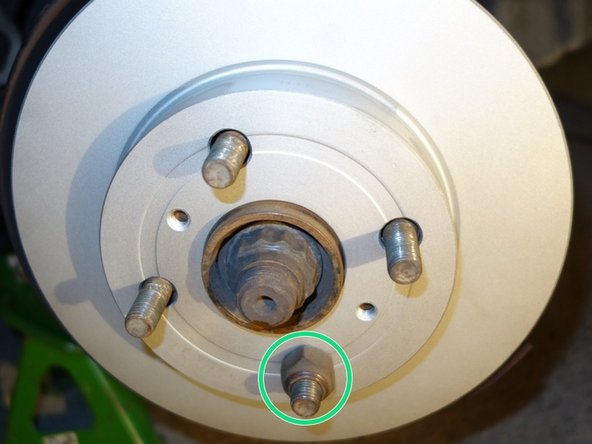 Certains disques neufs, sont enduits d'une couche de graisse de protection. Dans ce cas, ils doivent être nettoyés au &quot;nettoyant freins&quot;, avant l'installation.