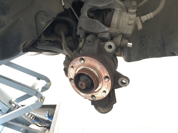 Retirer l'ancien disque, si besoin aidée vous d'un marteau