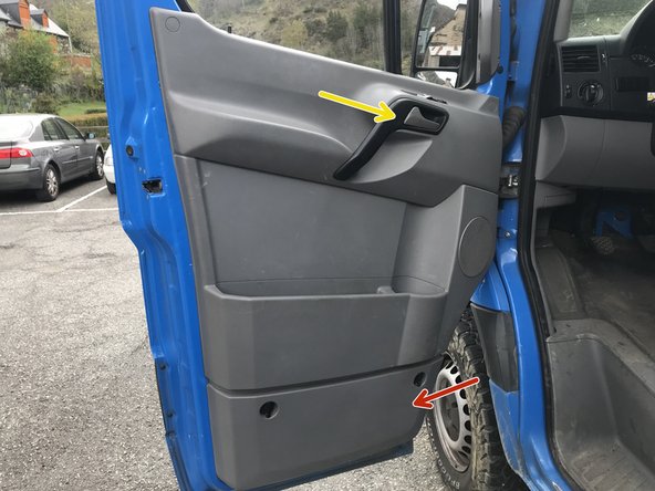 Reposer le cache plastique de la poignée.