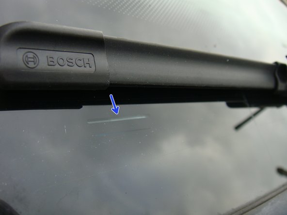 
Tip to perfectly adjust your wiper arms, before locking the nut, align the end of the blade with the mark on the windshield
