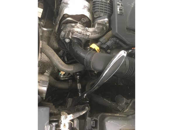 Desserrer le filtre à huile a l'aide du cliquet, de la rallonge et de la douille de 27