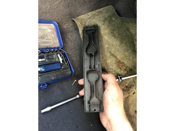 Retirer l'ancien filtre en tirant vers le bas