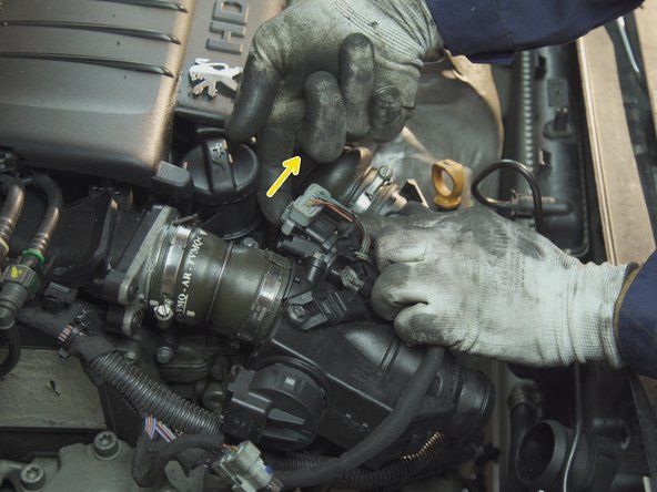 Débrancher le troisième connecteur en poussant dessus