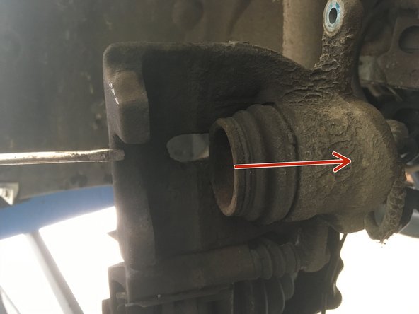 Repousser le piston à l'aide d'une pince multiprise