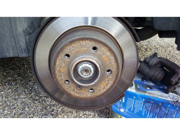 Retirer la vis maintenant le disque en place à l'aide d'une douille H6 ou clé Allen de 6