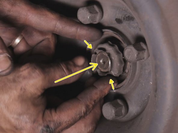 Replacer la cage de l’écrou en respectant les trous de la goupille