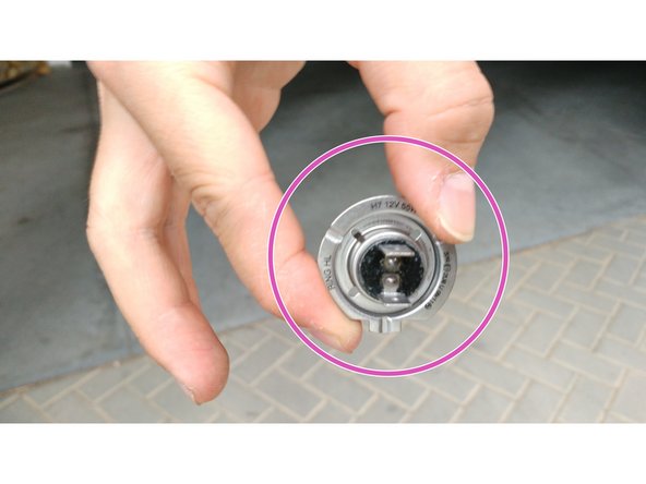 Comparer l'ampoule neuve avec celle usagée