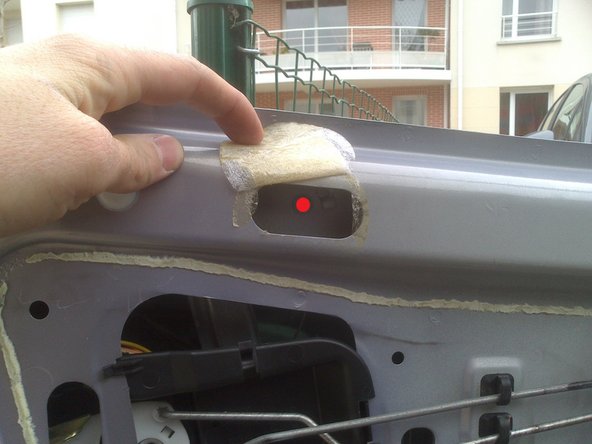 Deux de ces rivets sont cachés derrière les pastilles en mousse, décollez les pour y accéder.