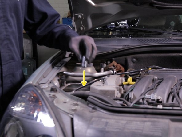 Placer une douille de 16 sur l’écrou du silentbloc