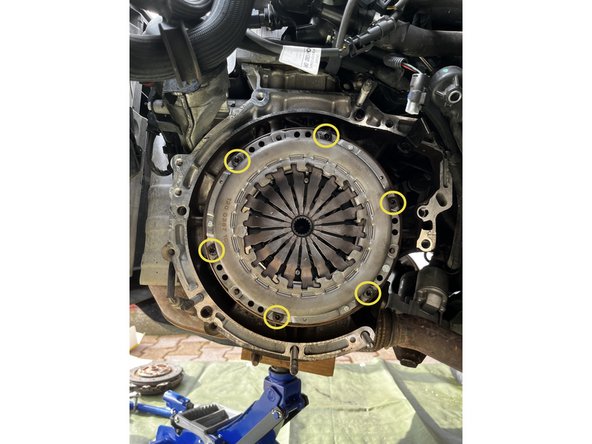 Poser le nouveau disque d'embrayage sur le volant moteur a l'aide des 6 vis de fixation du mécanisme d'embrayage a l'aide d'un embout ou d'une clé allen. Serrer au couple de 20N.m