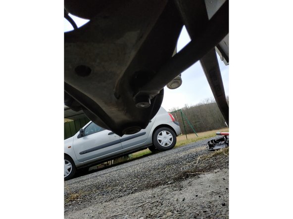 insérer la vis avec son silentbloc et son entretoise