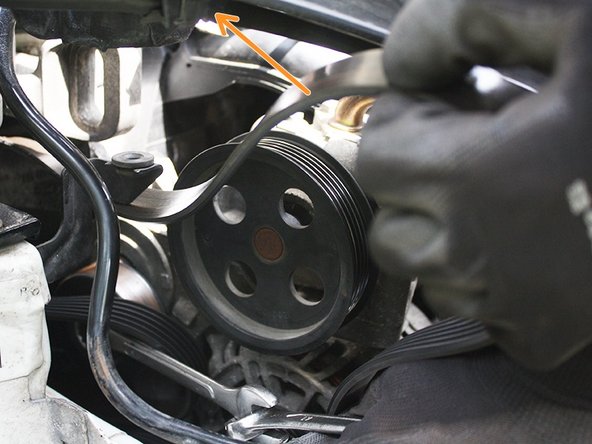 Sortir complètement la courroie du compartiment moteur.