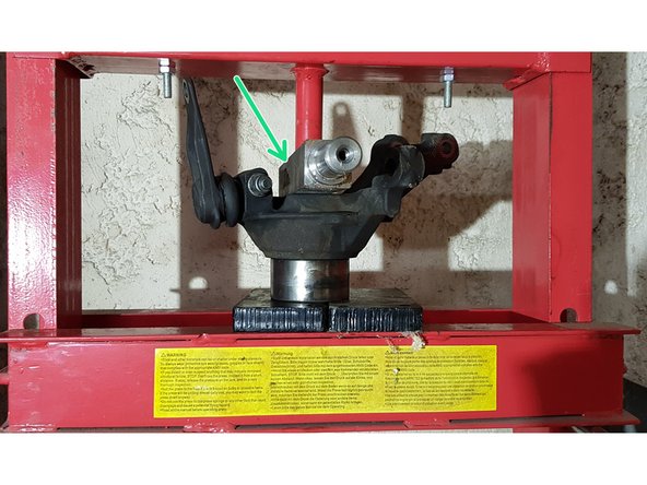 Ce roulement est équipé d'une bague d'impulsion magnétique. Il est impératif que la bague d'impulsion soit en face du capteur ABS lors du montage du roulement.