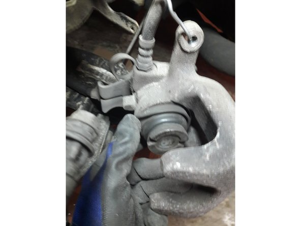 Vérifier l’état des caches poussière. S'ils sont percés ou deteriorés il sera nécessaire de les remplacer