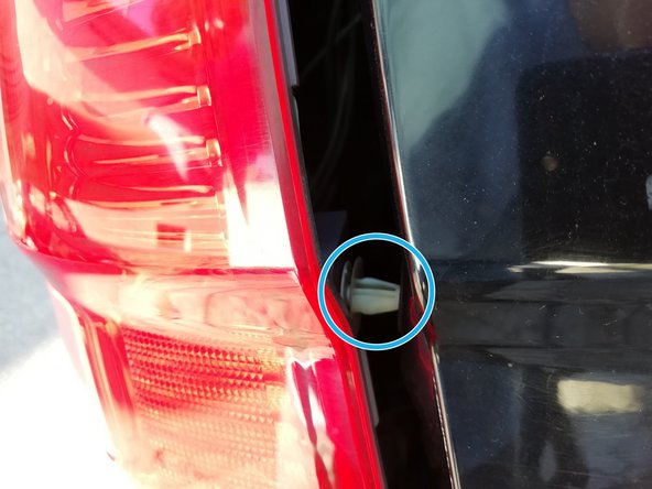 Tirez doucement sur le bloc de feu des deux côtés afin de déclipser les attaches plastiques qui le retiennent.