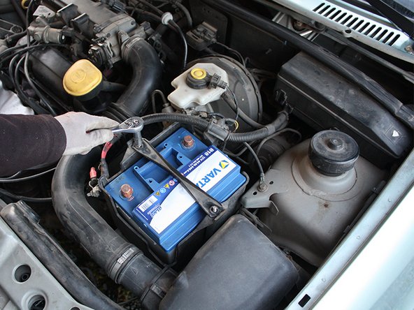 Placer les deux écrous à la main et les serrer à l'aide de la clé à douille de 10.