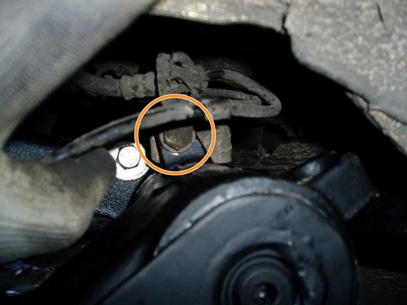 Remonter les pattes de maintien du câble de frein à main sur l'essieu à l'aide d'une douille de diamètre 13 de chaque côté.