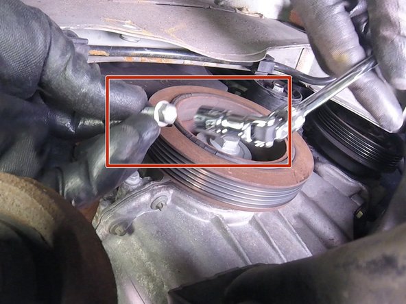 Retirer les deux vis du bas du carter en plastique