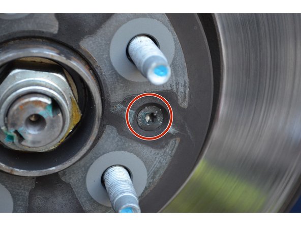 Avec un embout Torx T30 retirez la vis de maintien puis retirez le disque.