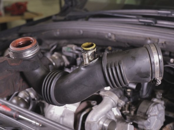 Extraire la durite en débutant par le turbo