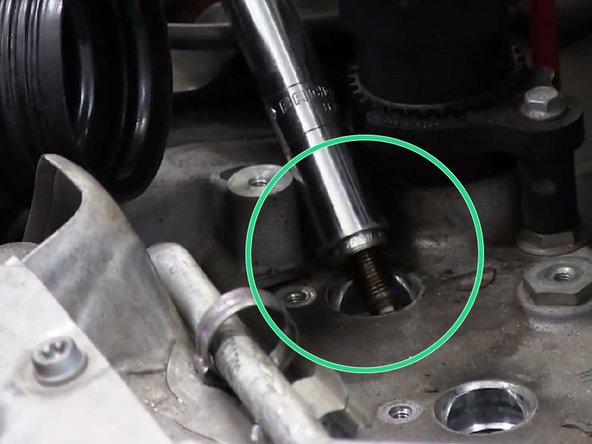 Retirer les 4 bougies à l'aide du flexible à bougies