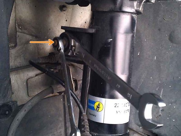 Desserrer l'écrou haut à l’aide de la clé de 16mm et celle de 7mm.