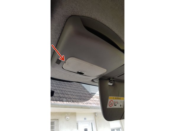 Vous pouvez maintenant remettre le plafonnier dans son logement en respectant son sens.