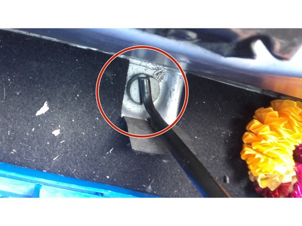 Déposer la roue de secours en dévissant la vis située dans le coffre.