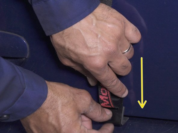 Placer les 2 dernières sangles en bas du coffre