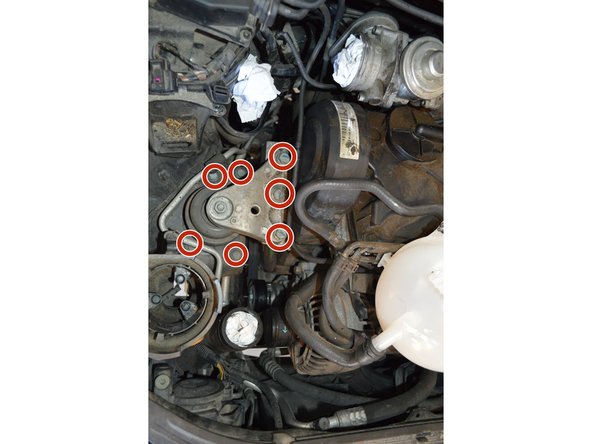 Dévisser les 7 vis du support palier moteur et l'extraire par le haut