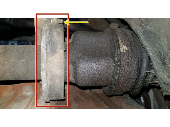 Le cardan est maintenu par le palier.