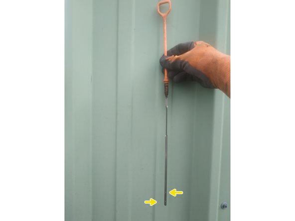 poser un entonnoir et faire le plein d'huile 5w30 : commencer par verser 3 litres