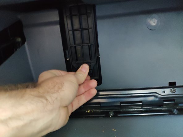 Remettre en place le cache du filtre en oubliant pas de le verrouiller en tournant la vis.