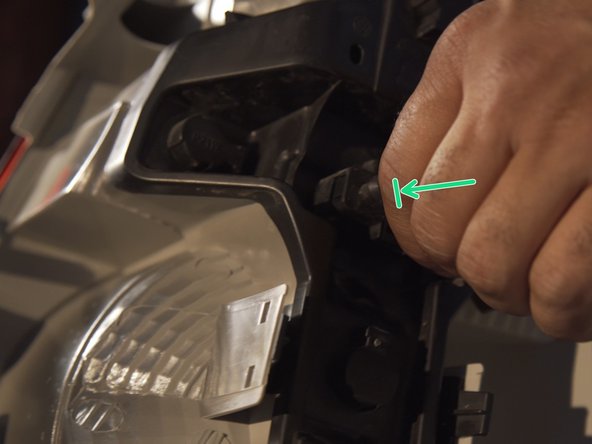 Présenter le nouveau feu et brancher le connecteur à l'arrière de la platine