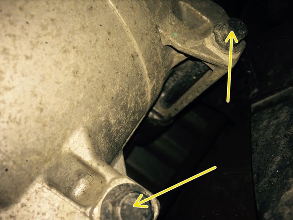 Désérrer les 2 vis inférieures du compresseur pour pouvoir donner du dégagement