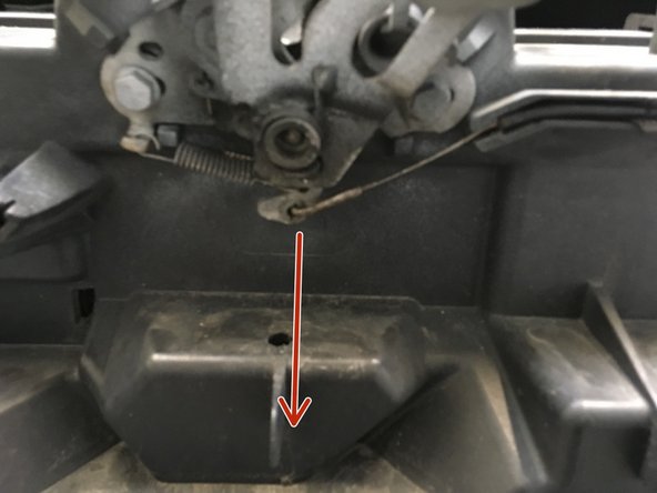 Déconnecter le câble de serrure du capot